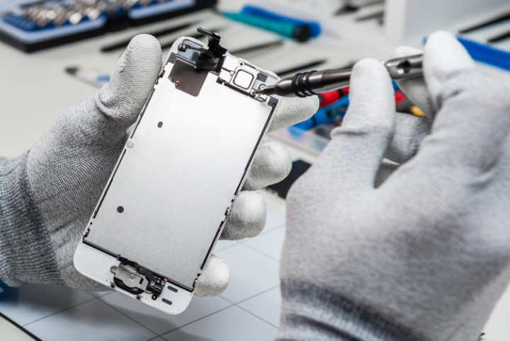 Mobile Klinik Technician Repairing a phone